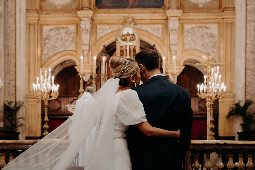 Emotions intenses à l’autel de la Basilique – Cérémonie intime capturée par Emélie Carlier, photographe de mariage haut de gamme Montpellier