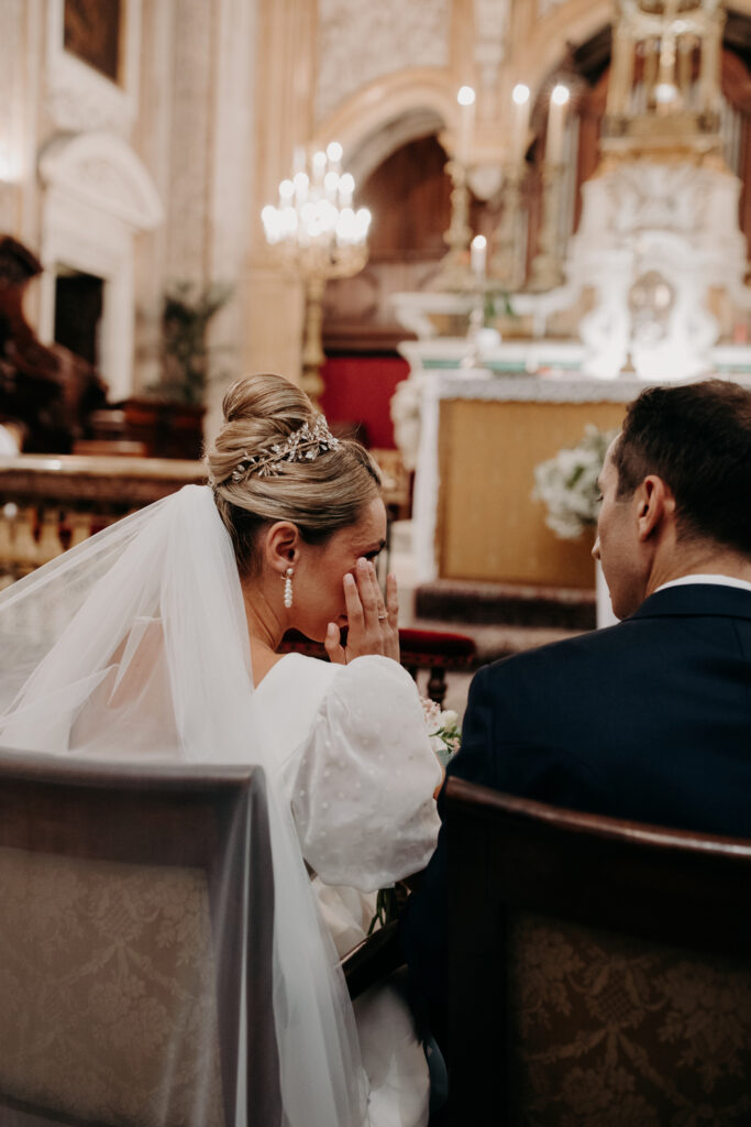 Mariée émue sous le voile à la Basilique Notre-Dame des Tables – Instant solennel dans l’Écusson, cœur historique de Montpellier.