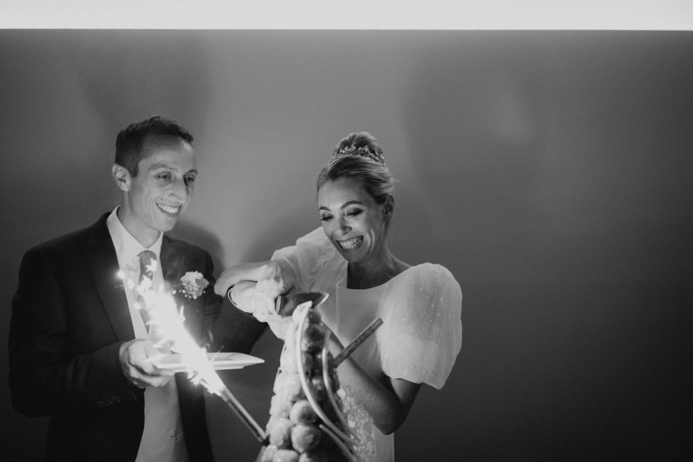 Gâteau de mariage raffiné dans la salle de réception – Douceur et élégance capturées , par photographie de luxe Montpellier