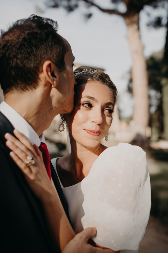 Mariage élégant au Château de la Mogère – Portrait artistique en couleur d’un couple discret, Hérault.