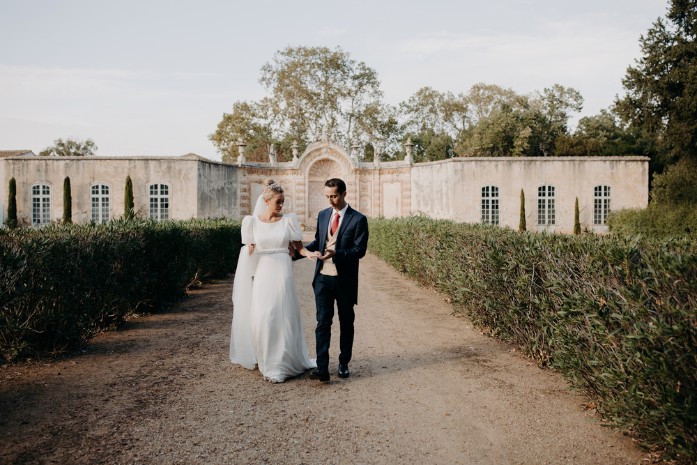 Instant de partage – Mariée souriants de bonheur dans le jardin classé Monument Historique de la Mogère, Hérault.