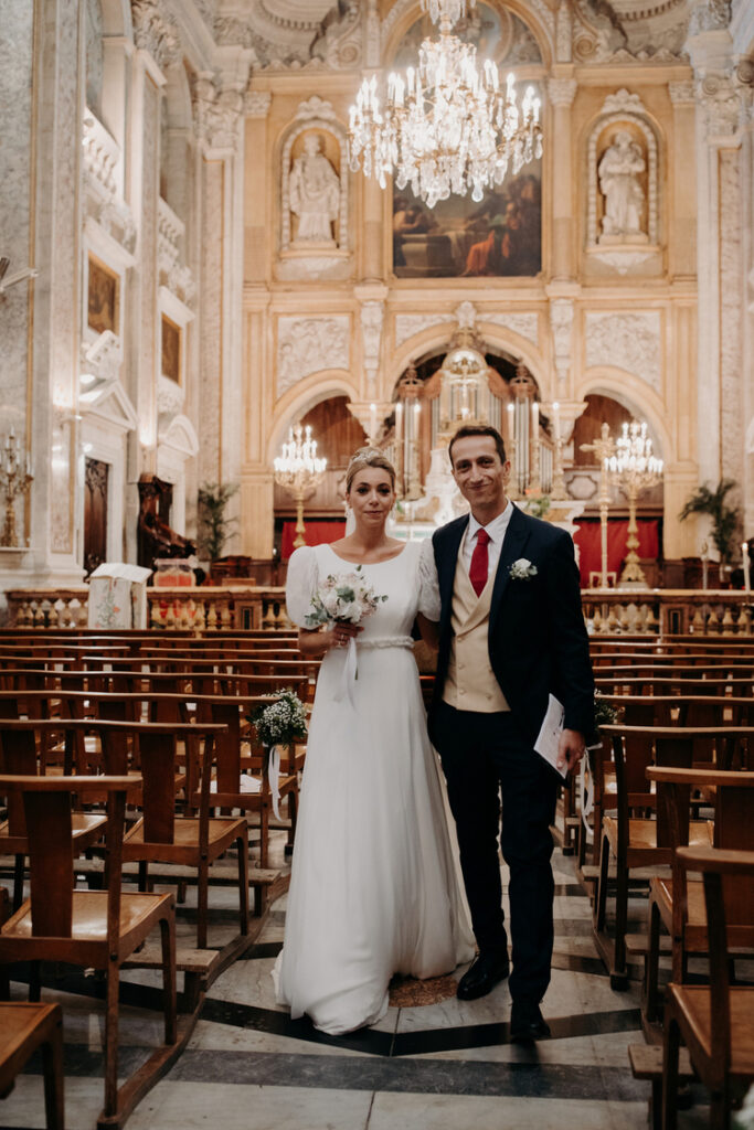 Moment joyeux après la cérémonie – Rires dans l'allée de la Basilique.