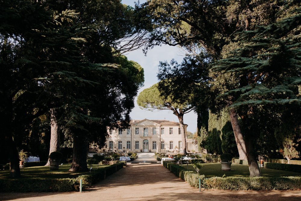 Château de la Mogère, écrin historique pour mariages d’exception – Vue panoramique sur les jardins à la française et les pins centenaires.