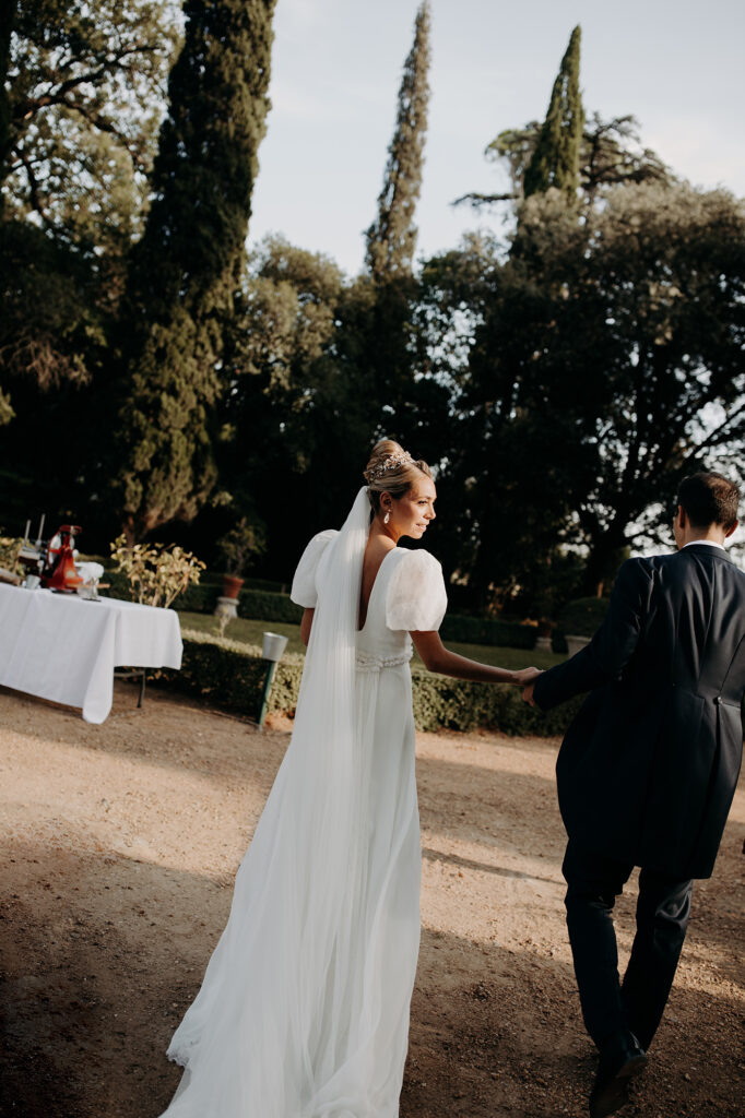 Mariage intimiste sous les pins du Château de la Mogère – Lumière dorée d’automne et complicité discrète, photographié par émélie Carlier