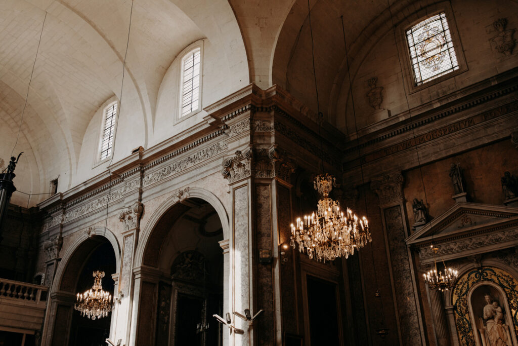 Les lustres et plafonds de la Basilique Notre-Dame des Tables à Montpellier – Patrimoine dans le quartier de l’Écusson