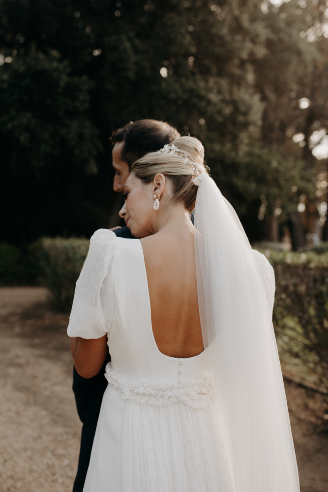 Détails luxueux d’un mariage d’exception – Robe de mariée mettant en valeur le dos de la mariée, Château de la Mogère.