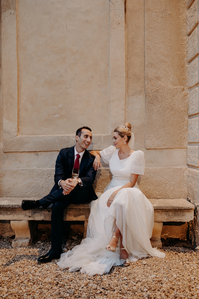 Portrait nocturne d’un couple élégant sous les étoiles – Mariage romantique au Château de la Mogère, Hérault