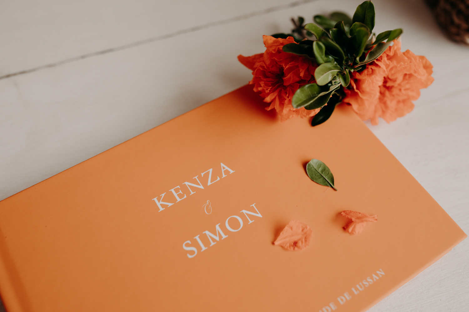 Détails de la décoration d'un mariage, ici on voit le livre d'or