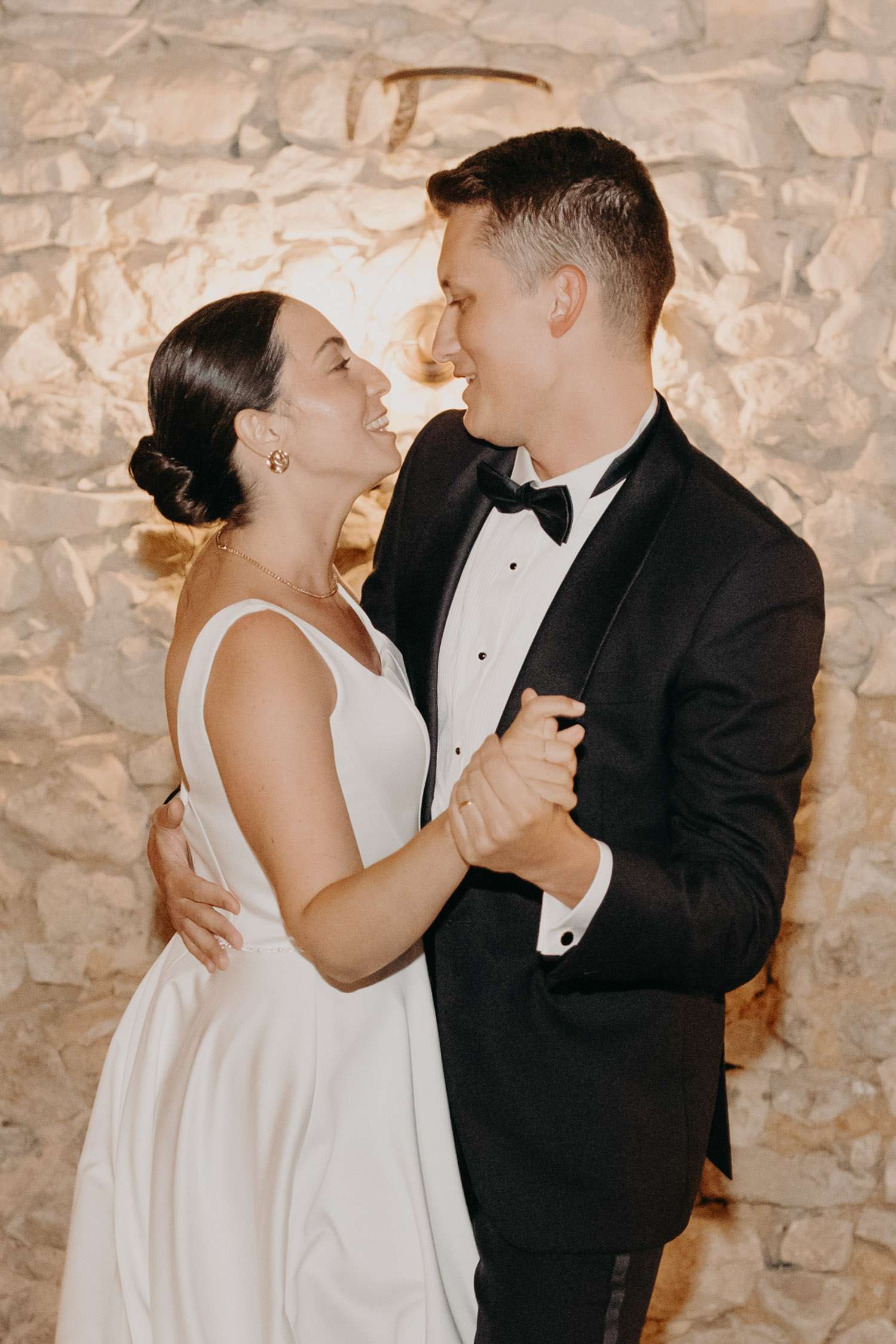 Mariés rayonnants pendant leur première danse, mariage élégant dans le sud de la France