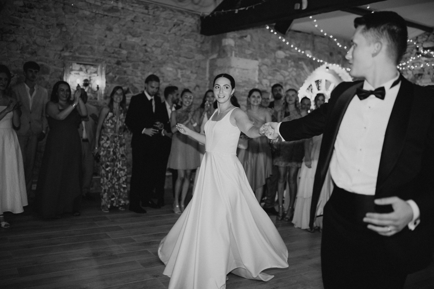 Emélie Carlier, photographe de mariage en Occitanie, capturant des instants spontanés