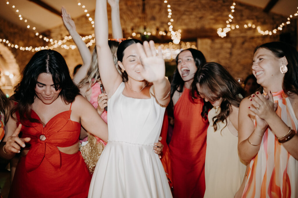 Ambiance lumineuse et rires sur la piste de danse, mariage à la Bastide de Lussan