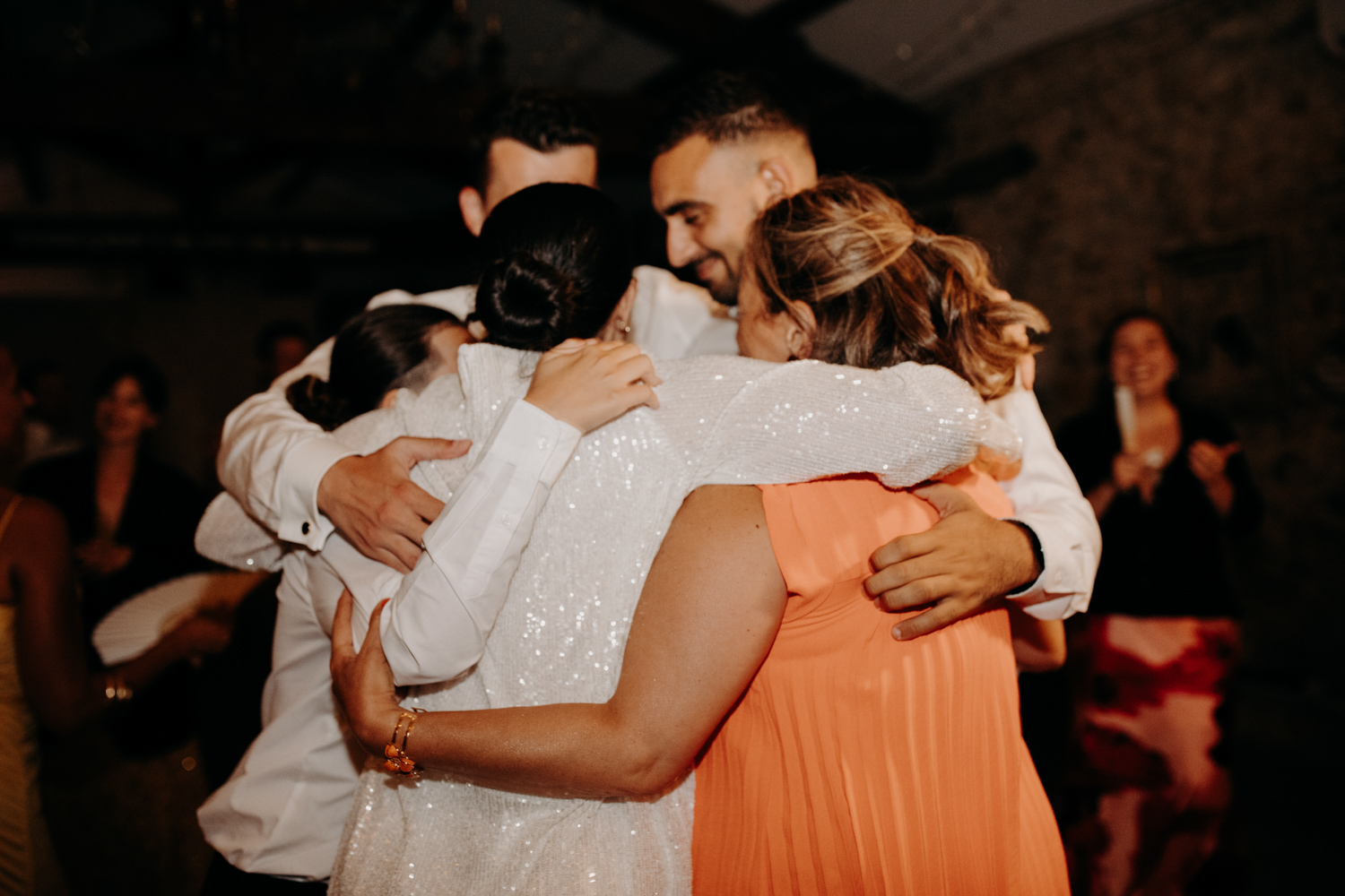 Danse des invités pendant la soirée, mariage festif en Occitanie