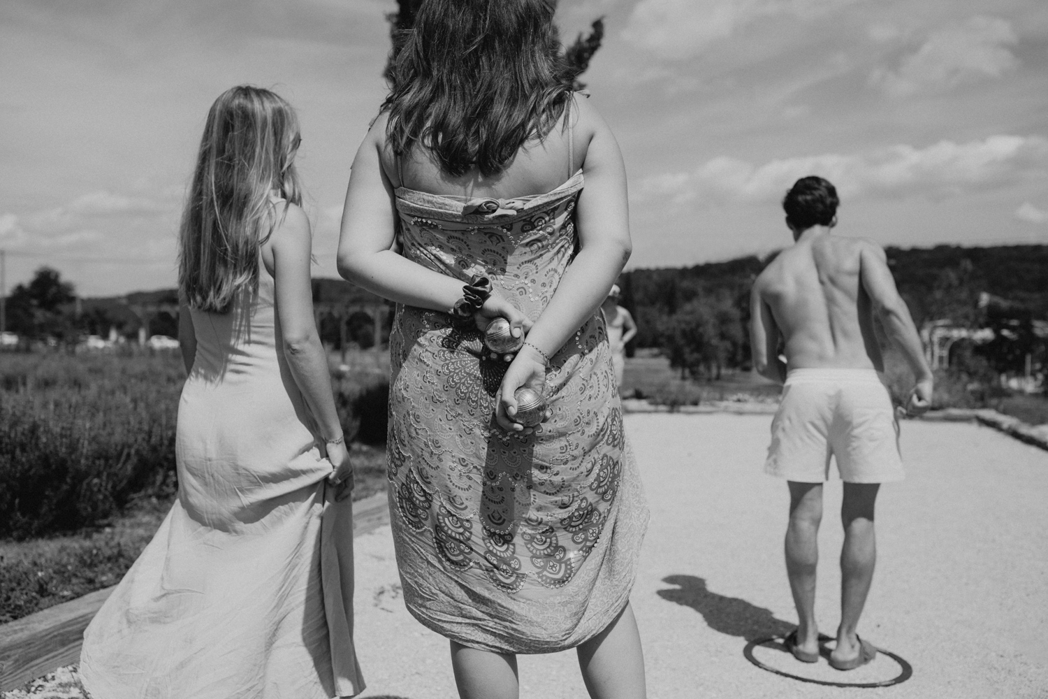 Les invités jouent aux boules pendant les préparatifs de la mariée