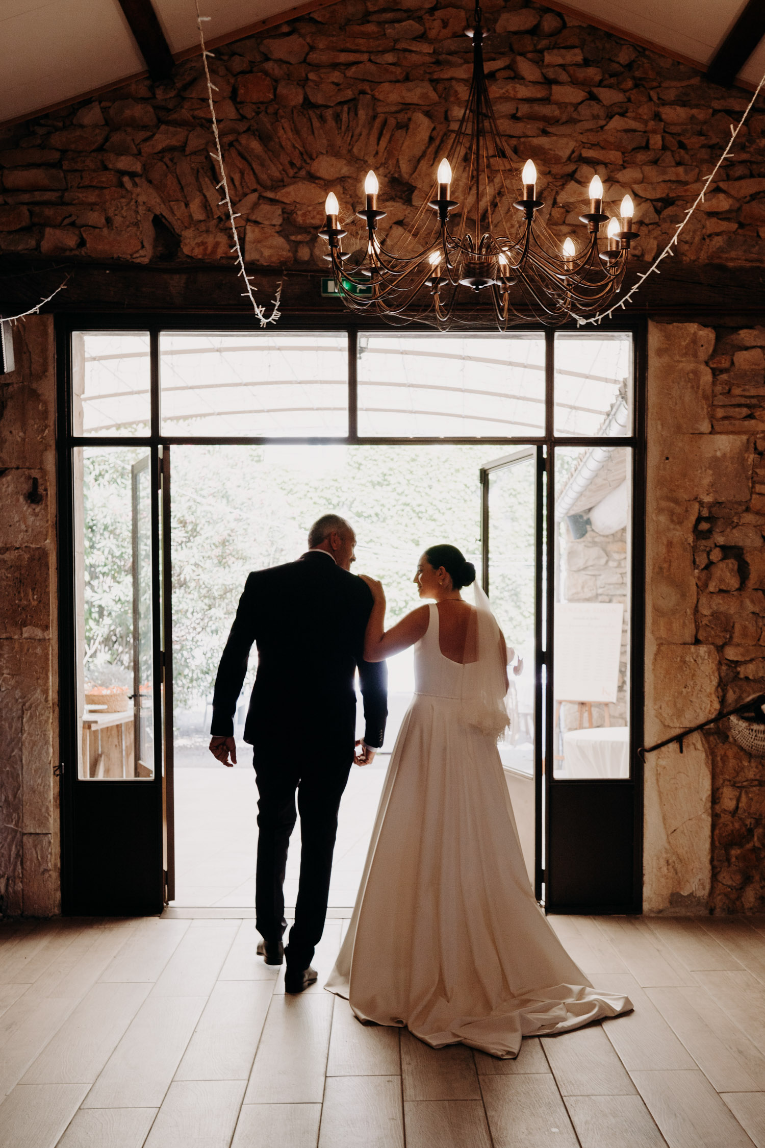 Le papa qui accompagne la mariée à la cérémonie laique