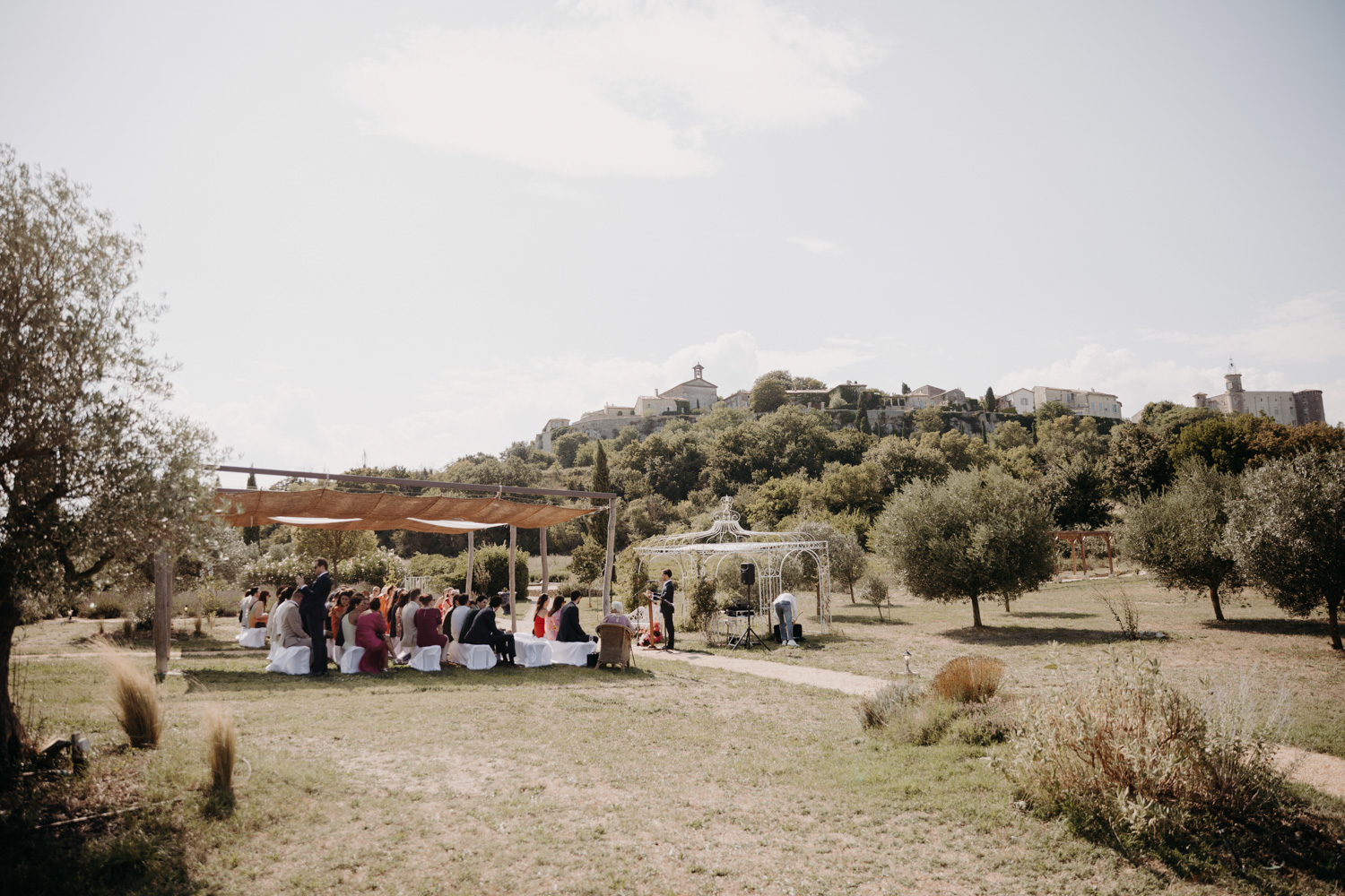 Ceremonie laique en exterieur à la bastide de Lussan près de Uzes dans le gard