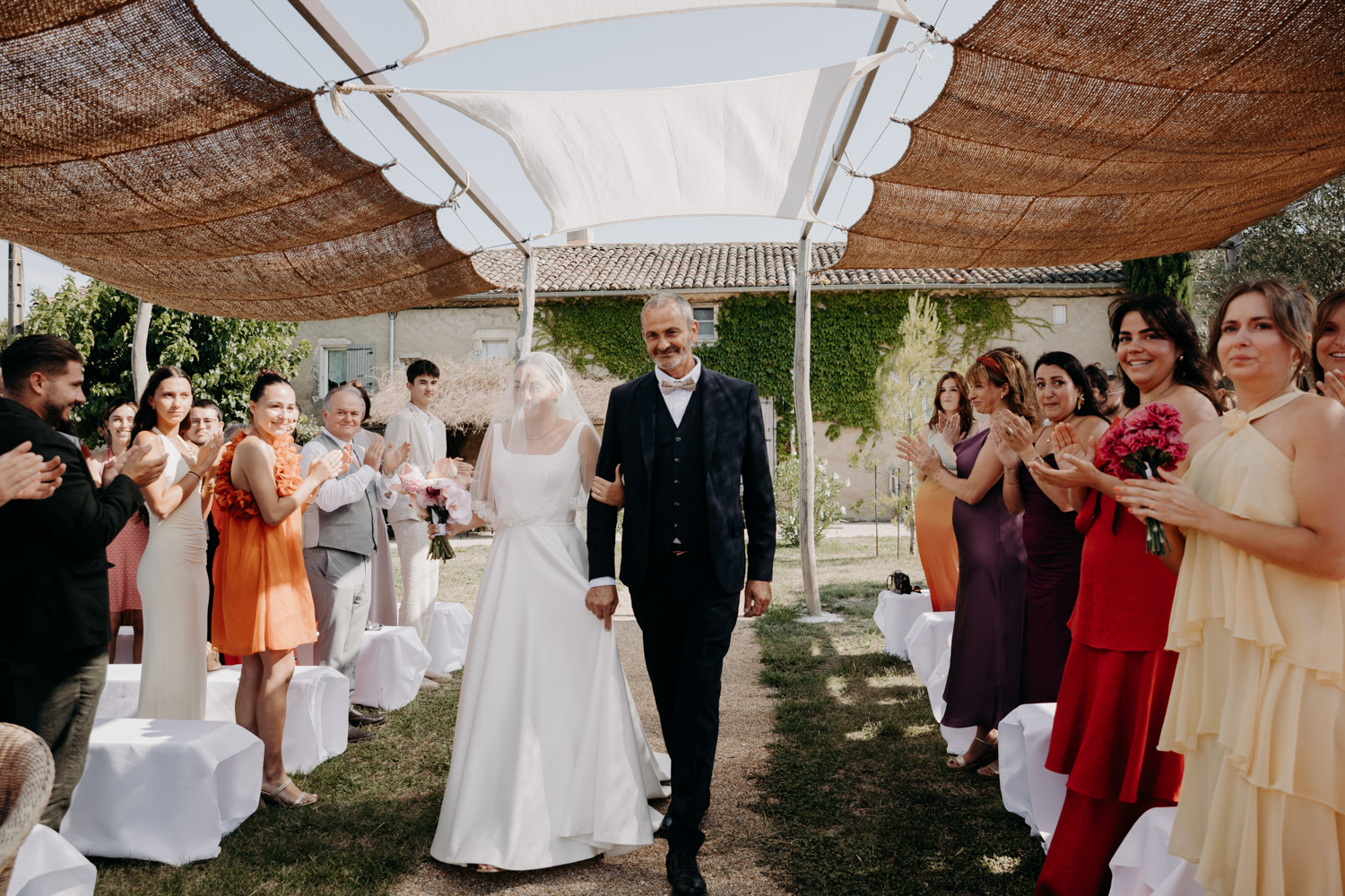 L'arrivée de la mariée aux bras de son papa