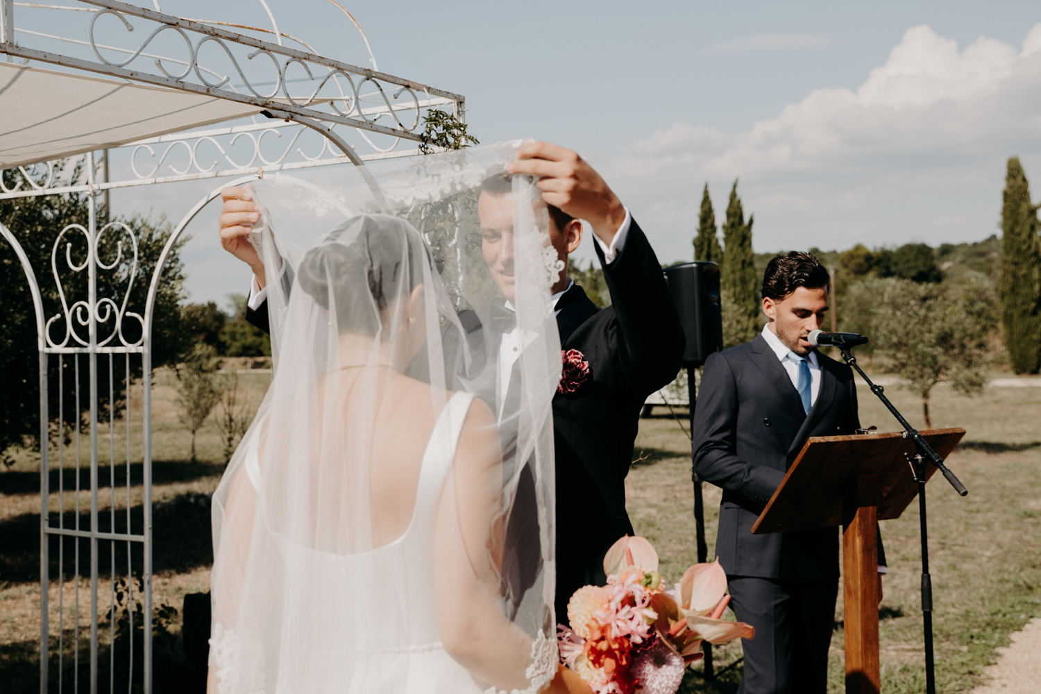 Le marié enlève le voile de la mariée pendant la cérémonie laique