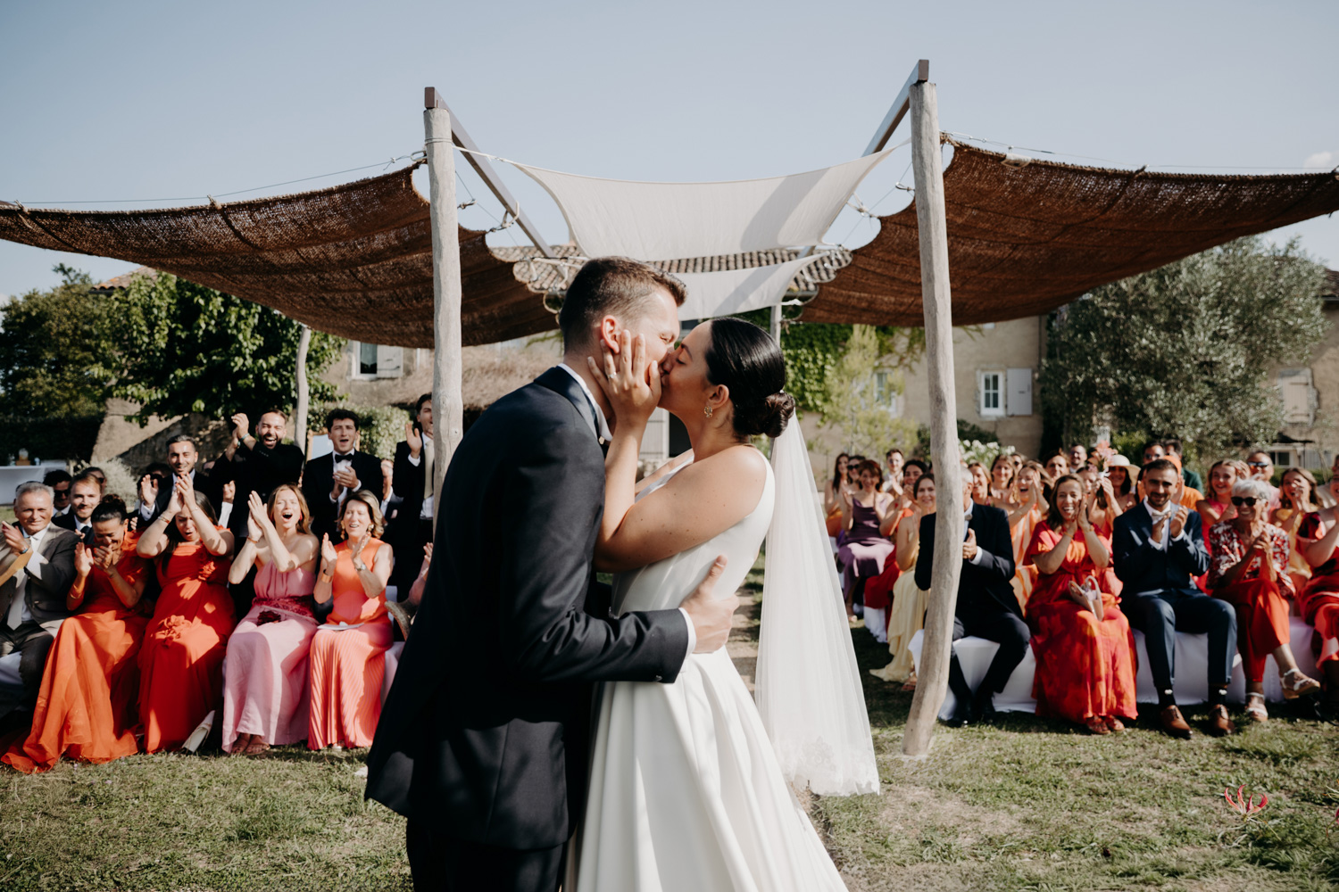 Étreinte des mariés après la cérémonie laïque, photographe mariage Occitanie