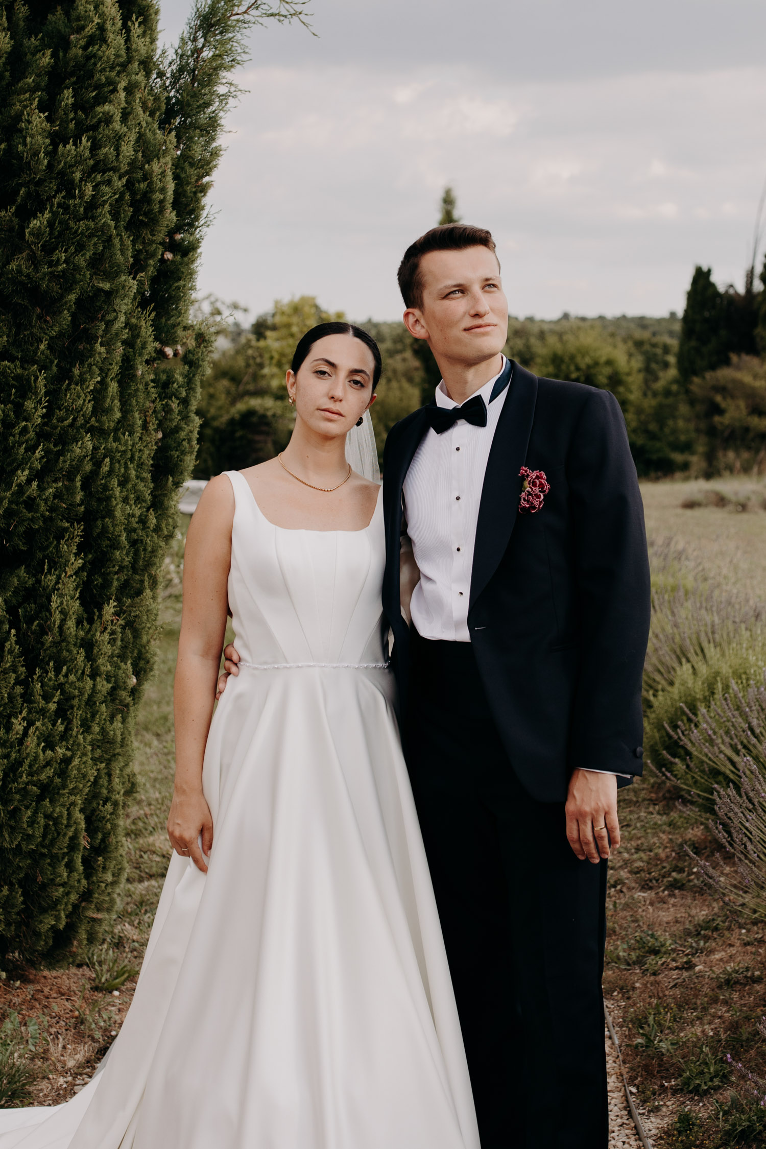 Photographe de mariage en Occitanie, photo de couple élégant à la Bastide de Lussan