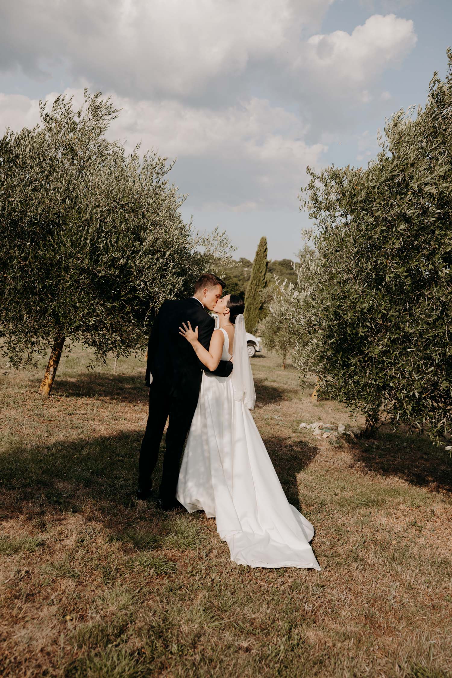 Photos de couple des jeunes maries au coucher de soleil , entre les pins et les oliviers