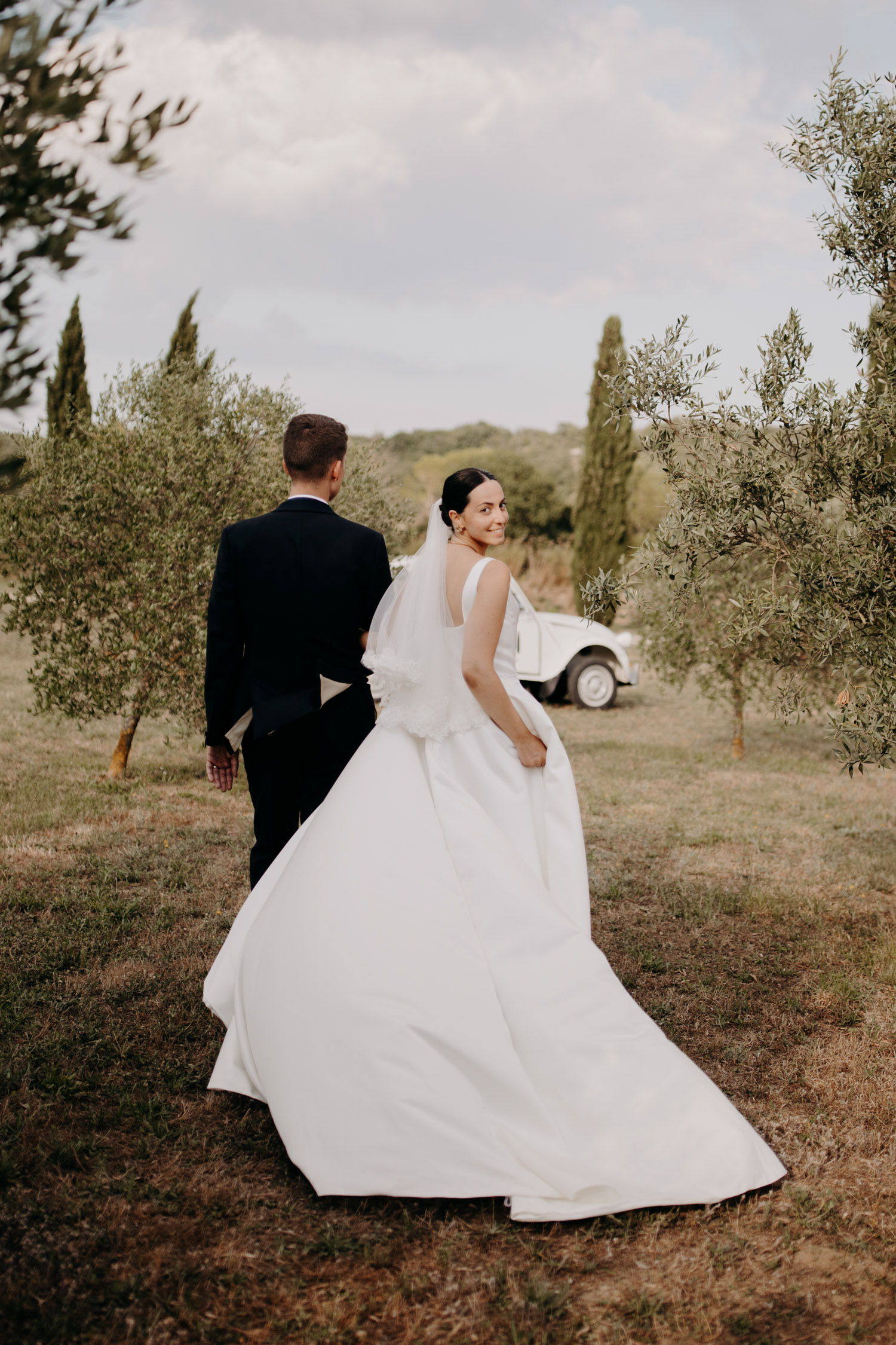 Photographe mariage Occitanie : le couple de maries au coucher de soleil