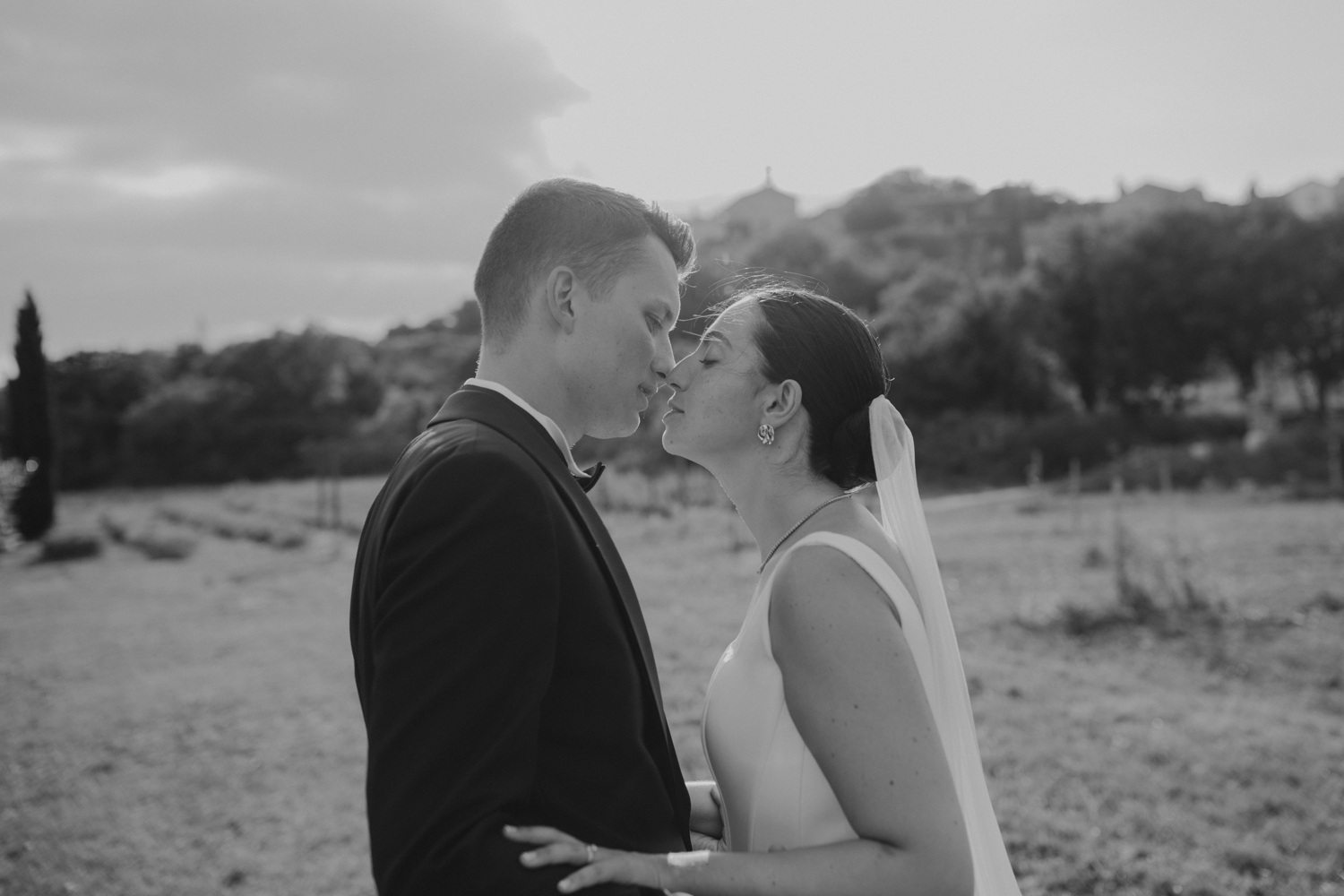 Photographe de mariage en Occitanie,  couple élégant à la Bastide de Lussan