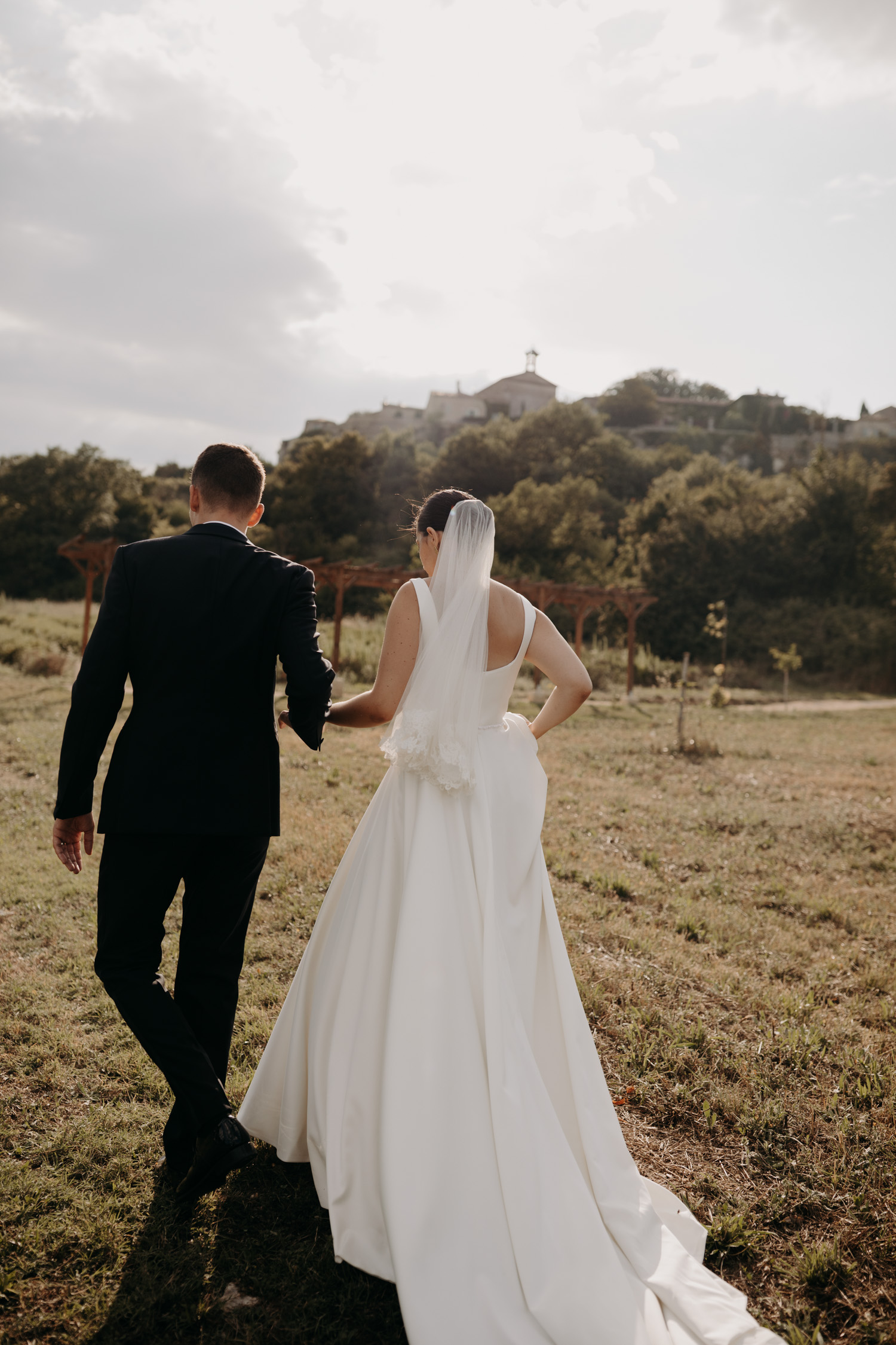 Mariés lumineux au coucher du soleil, mariage en Occitanie