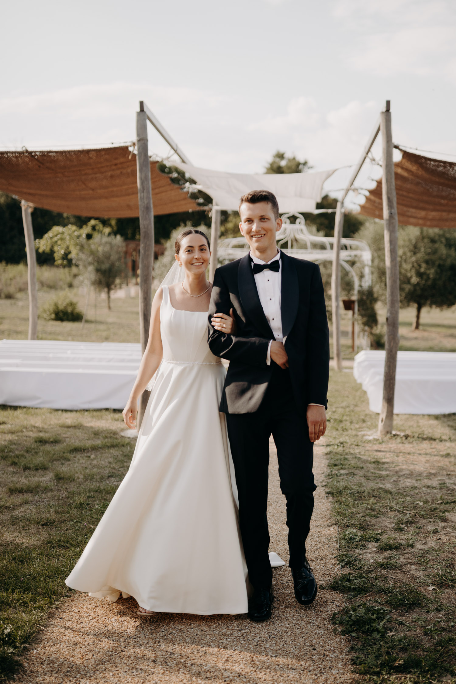 Photographe de mariage en Occitanie, photo de couple élégant à la Bastide de Lussan