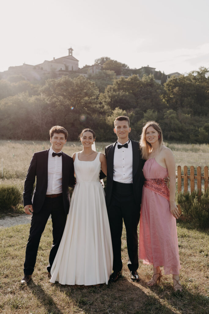 Photos de groupe lors du mariage de Simon et Kenza à la bastide de Lussan proche de Montpellier