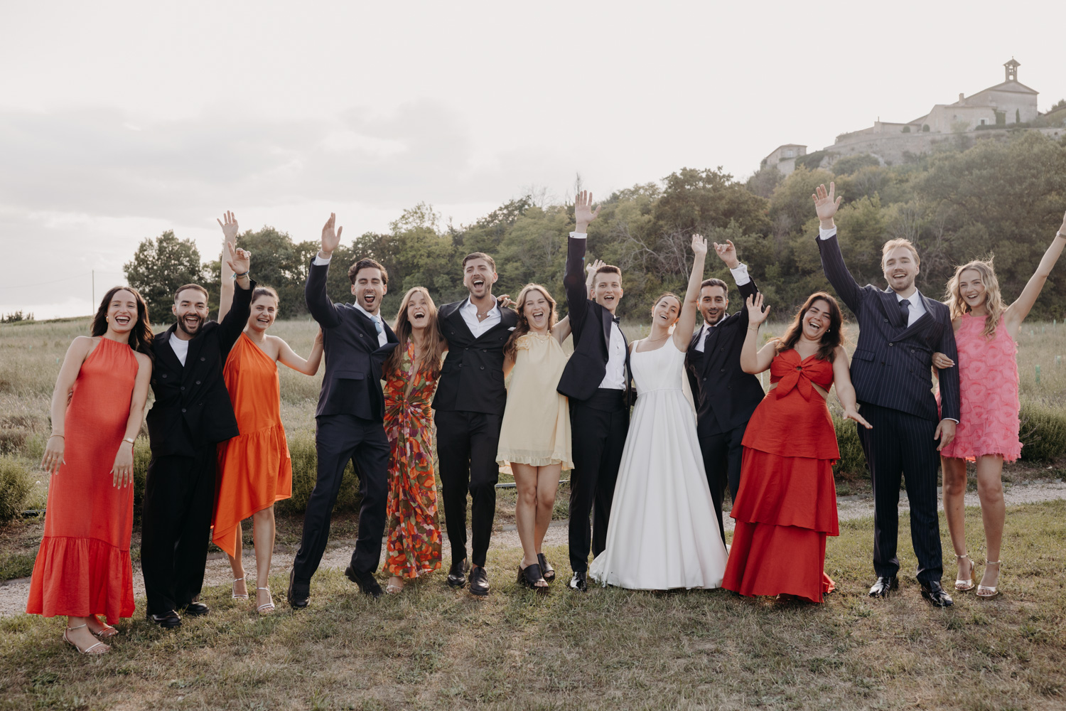 Photos de groupe lors du mariage de Simon et Kenza à la bastide de Lussan près de Montpellier