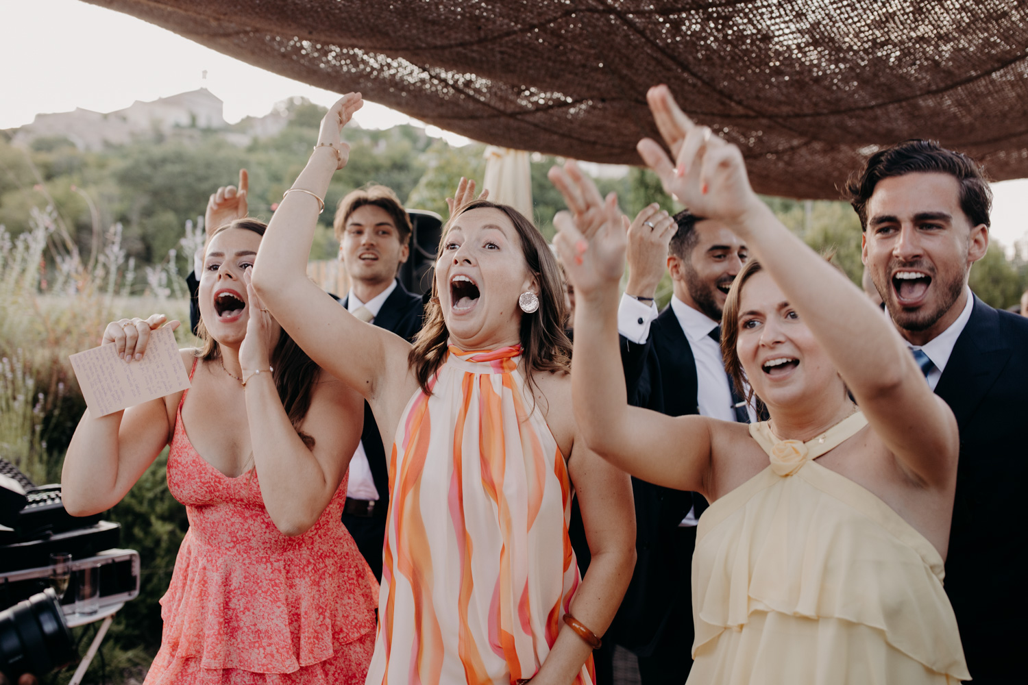 Rires et danse entre amis lors d’un mariage en Occitanie