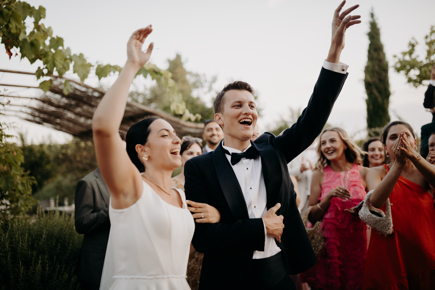 Rires et danse entre amis lors d’un mariage dans le Gard