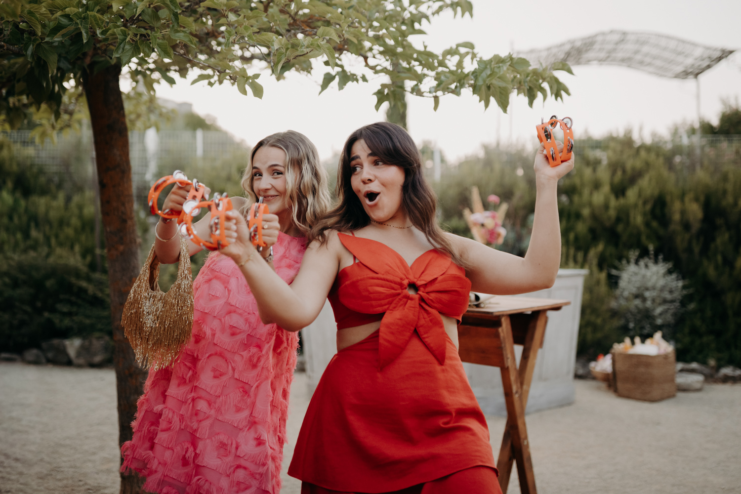 Rires et danse entre amis lors d’un mariage à Lussan