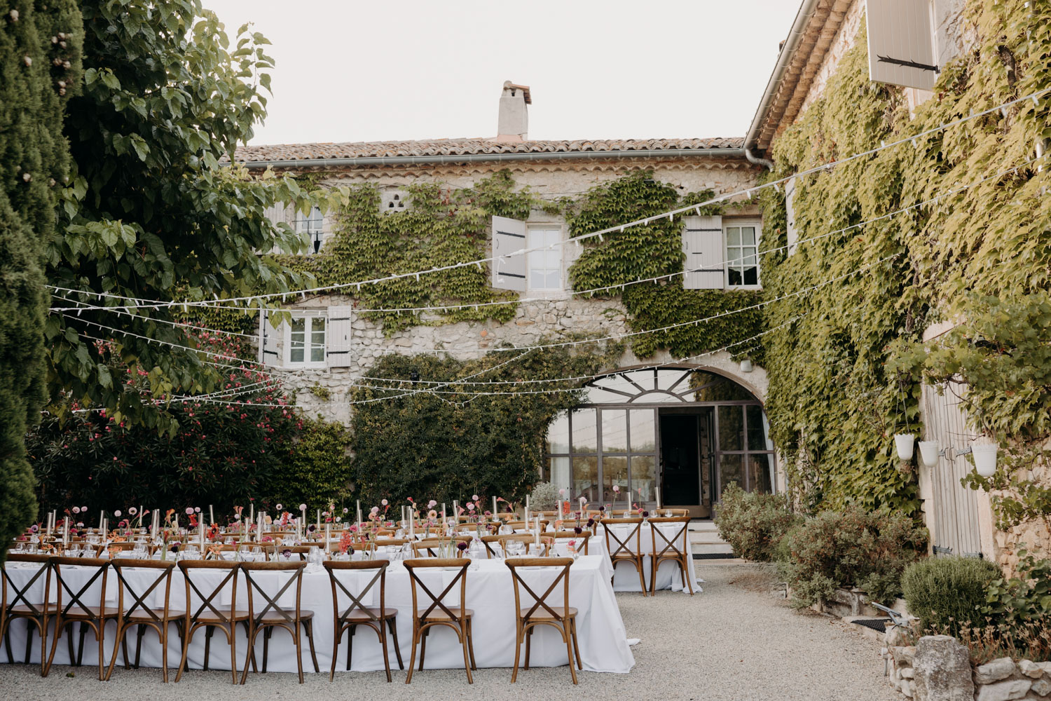 Decoration de mariage élégante avec des tables organisées en banquet