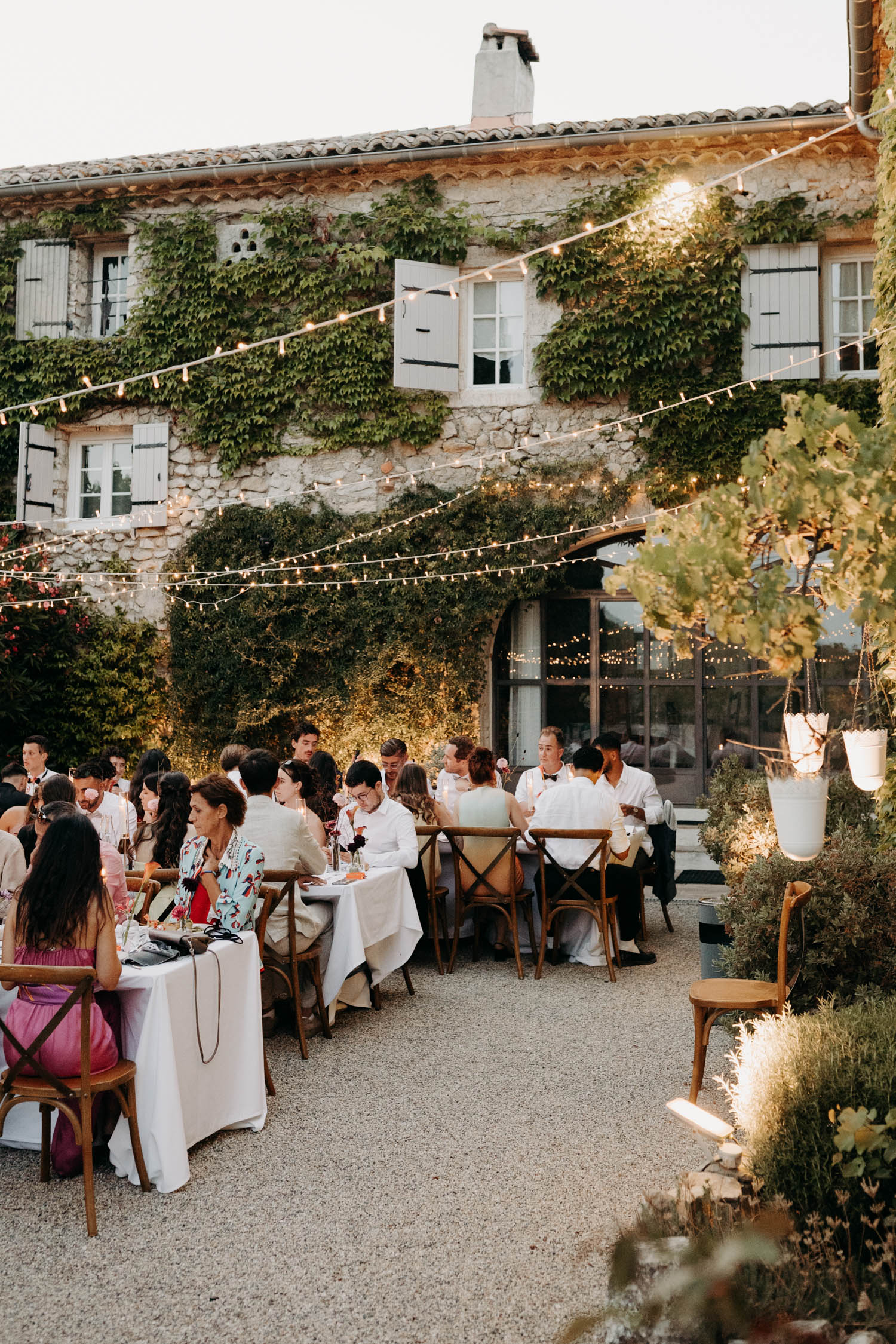 Décoration florale colorée à la Bastide de Lussan, mariage élégant en Occitanie