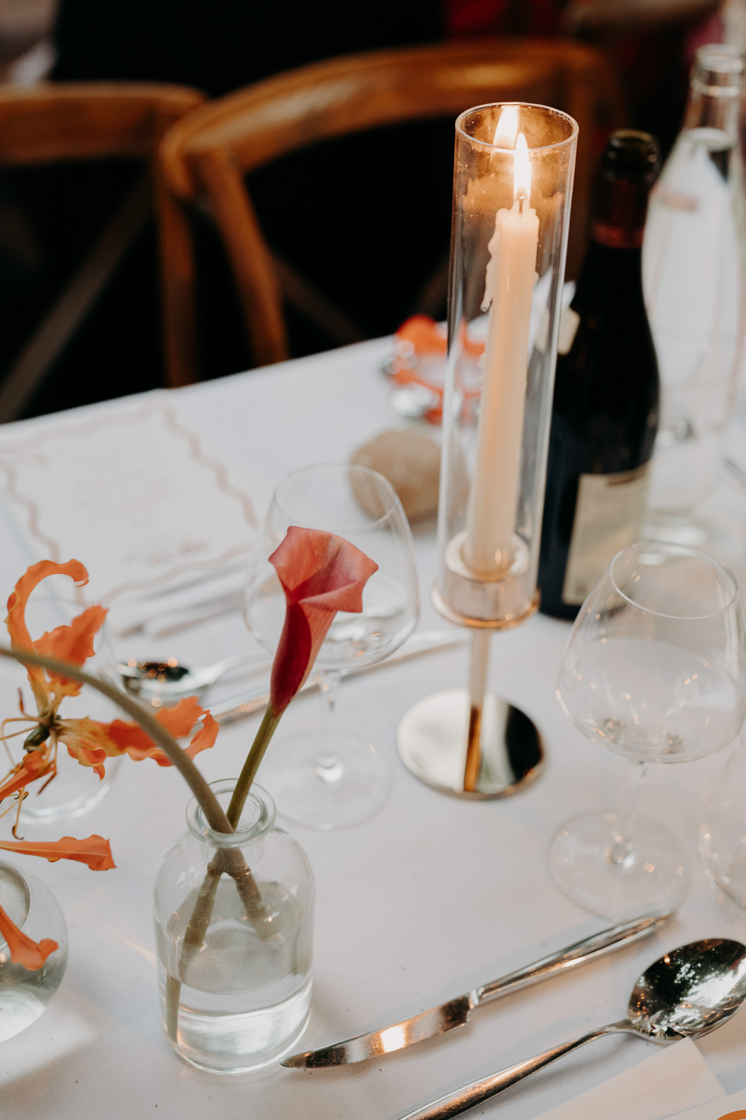 Table de réception en plein air, ambiance chic et naturelle dans le Sud de la France