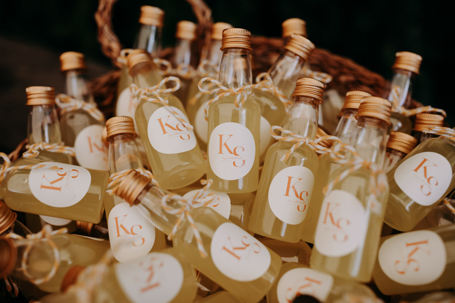 Détails de la décoration d'un mariage, cadeau pour les invités : mini bouteilles de limoncello