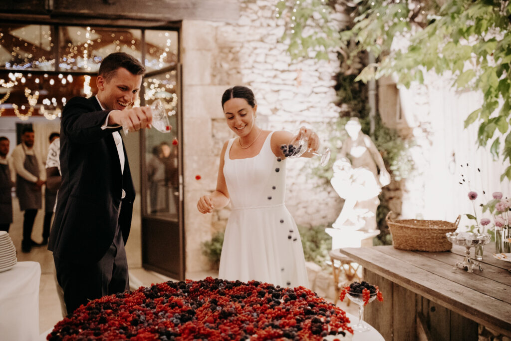 Moment complice autour du gâteau de mariage, photo naturelle et élégante