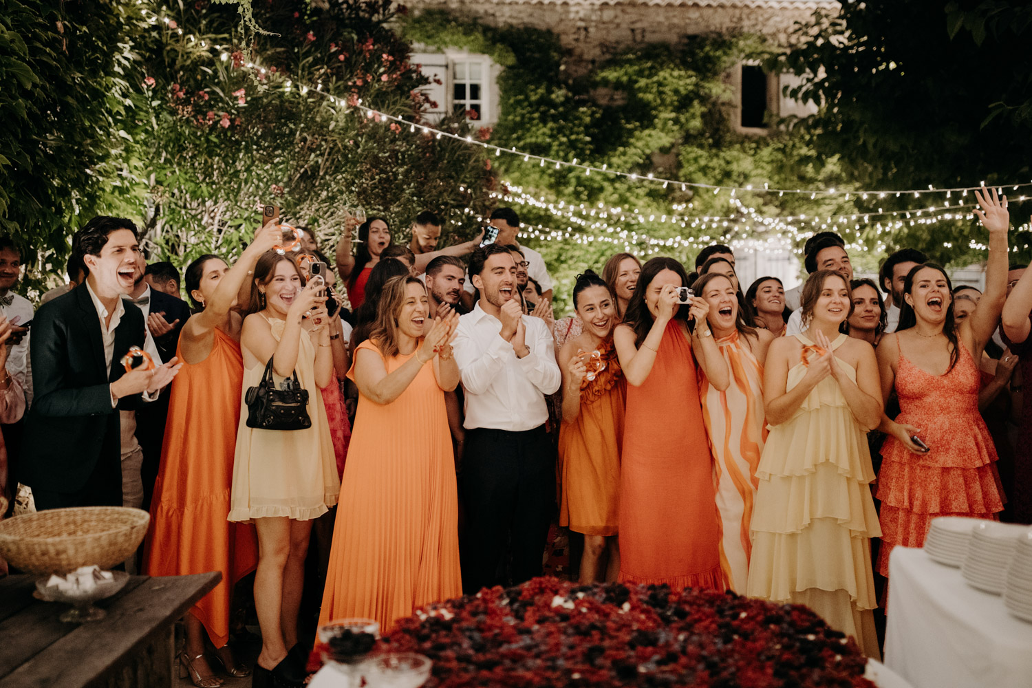 Photographe mariage Occitanie – instant gourmand et joyeux autour du gâteau