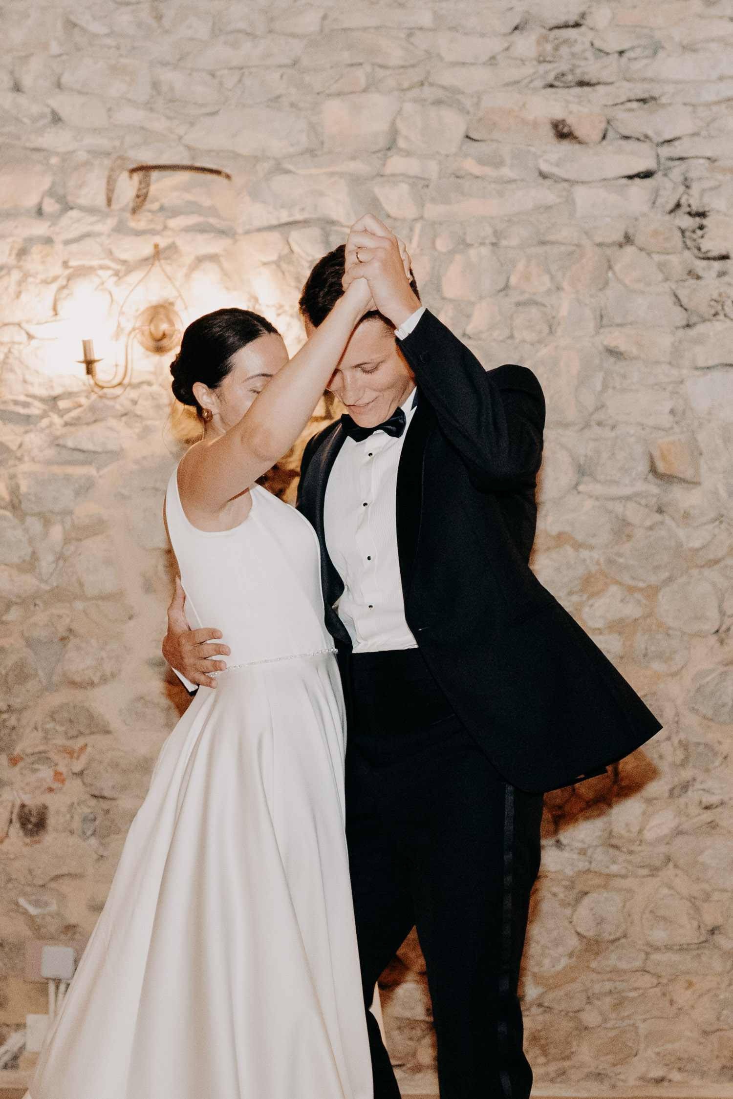 Moment magique de la première danse, lumière dorée et émotions en Occitanie