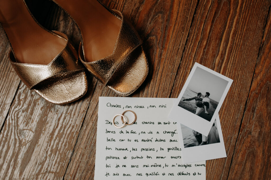 Les détails de la mariée lors des préparatifs : les chaussures, les alliances, la lettre, et des petits polaroids