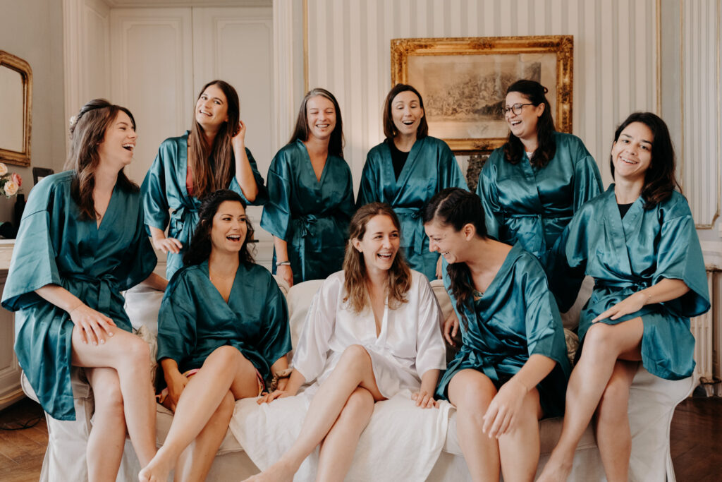 La mariée et ses demoiselles d'honneur, toutes élégantes dans leurs peignoirs chics et assortis
