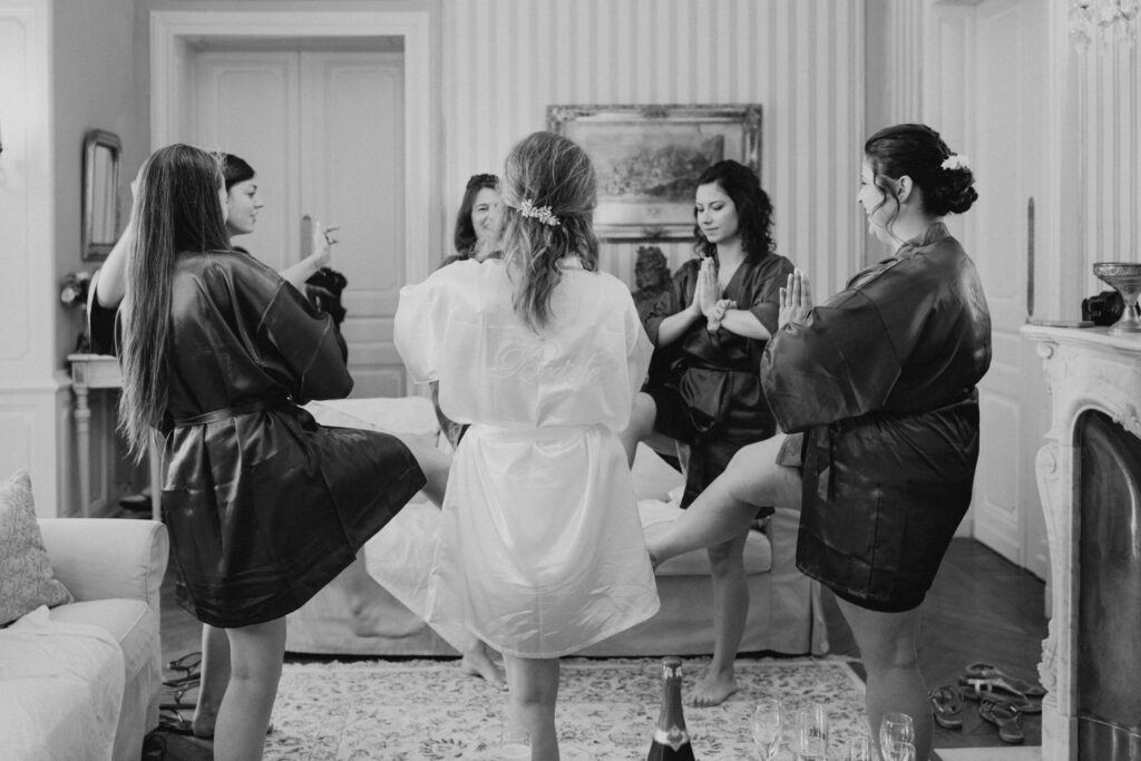 la mariée se detend avec ses demoiselles d'honneur, elles font du yoga lors des preparatifs du mariage au château de Malmont en Occitanie