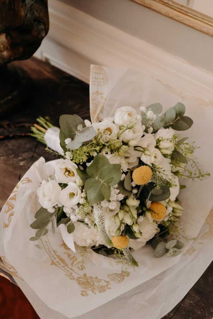 La bouquet de la mariée Jaune vert et Blanc sur la commode du salon du Château de Malmont
