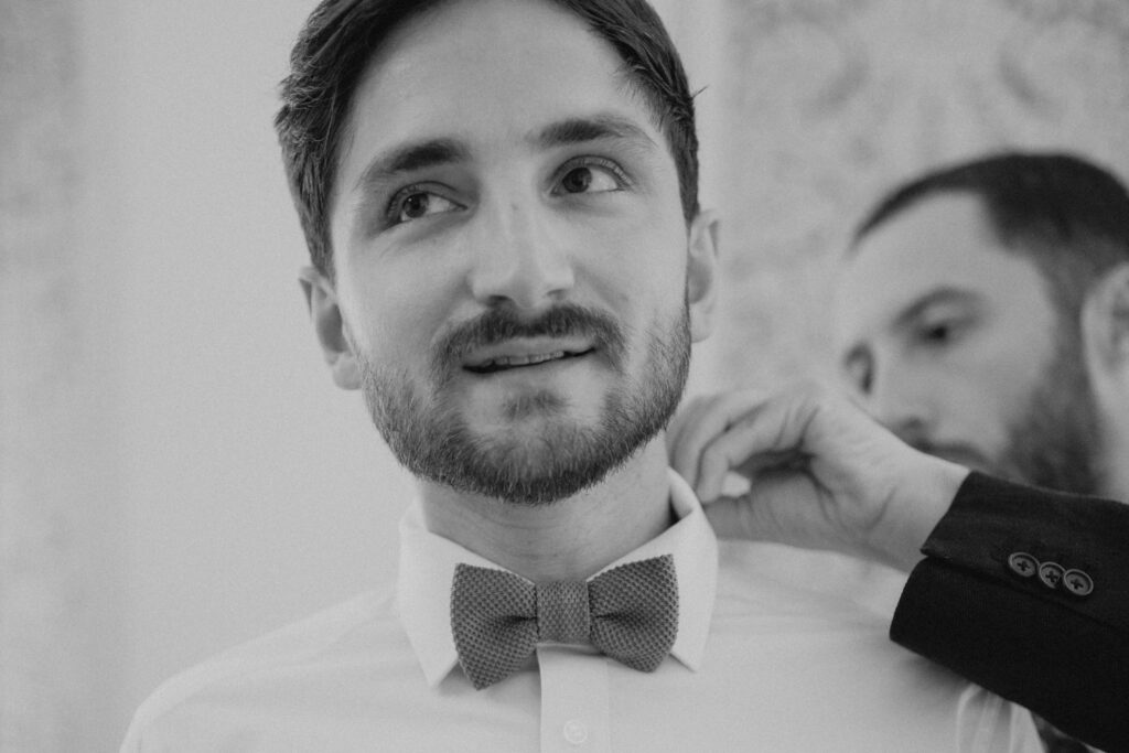 Portrait du marié pendant l'habillage