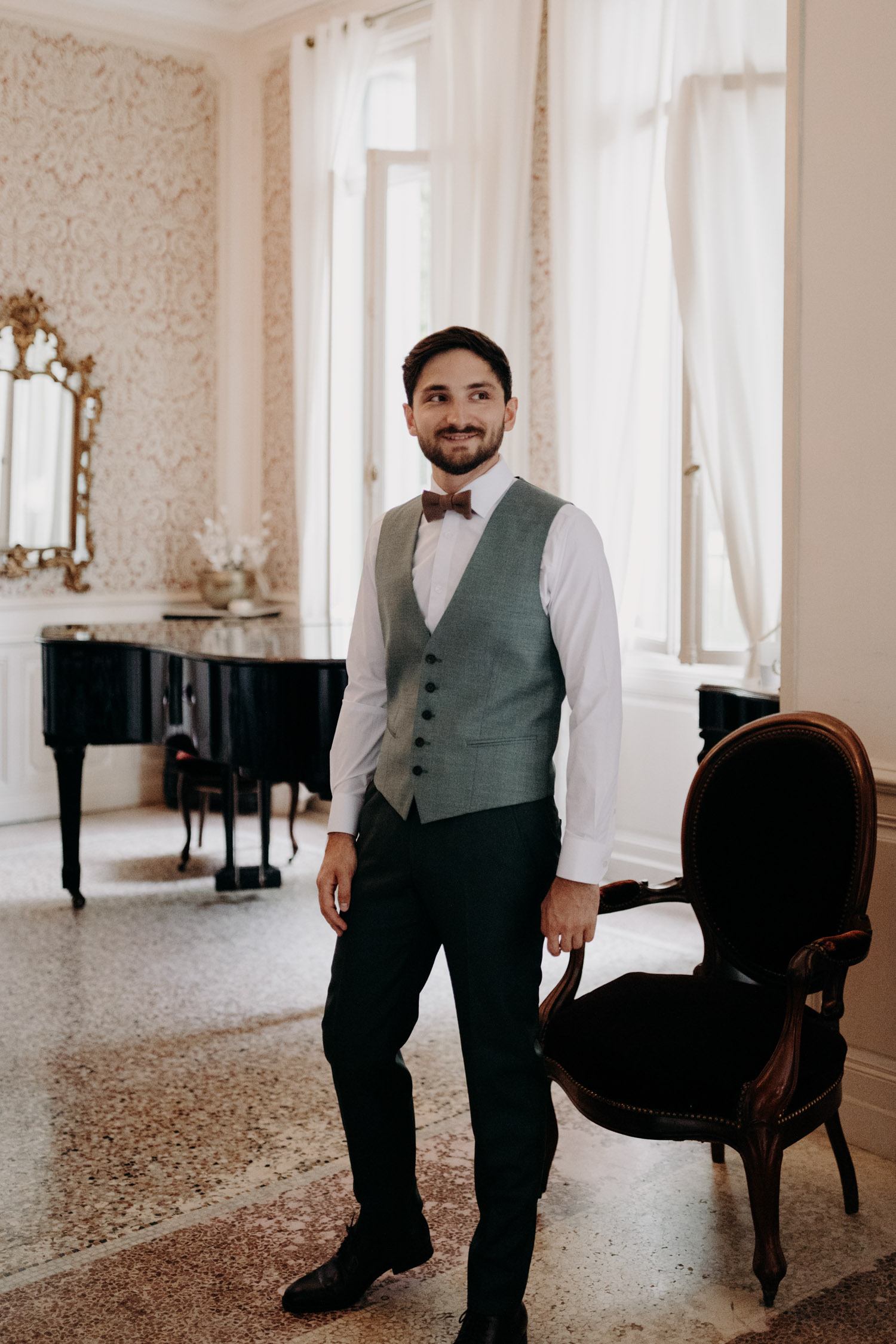 Portrait du marié dans le luxueux salon du Château de Malmont