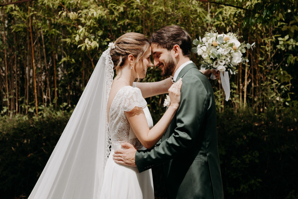 Découverte entre les mariés et émotion juste avant la cérémonie à l'église