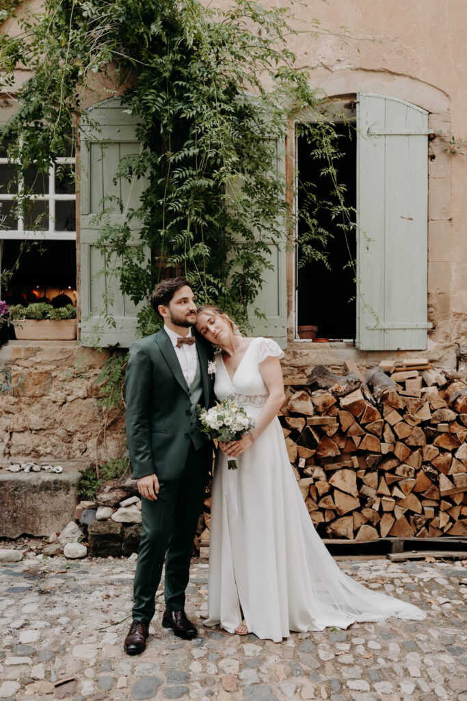 Portrait des mariés à Villeneuvette à coté du Château de Malmont
