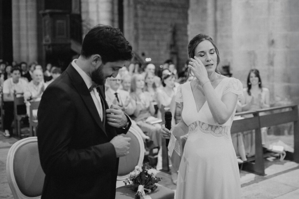 beaucoup d'émotions de la mariée lors du discours du marié à l'église