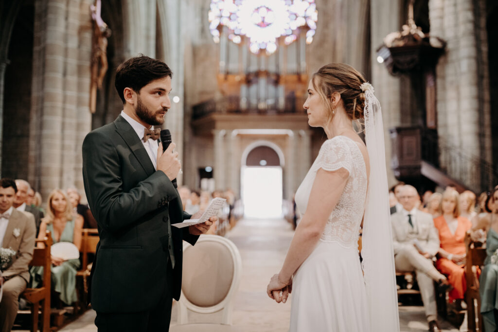 Discours du marié à l'église face à la mariée, leur regard est incroyable !
